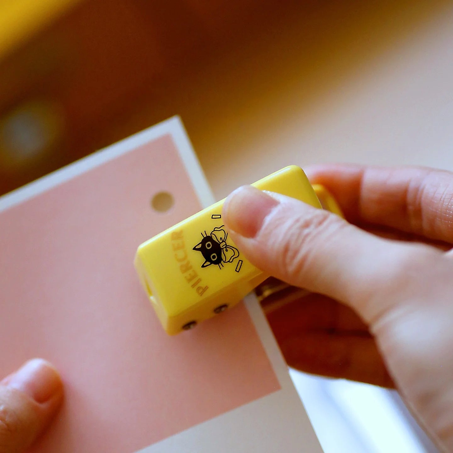 Mini Paper/Photo Puncher, Portable Single-hole Puncher, DIY Loose-leaf Core, Suitable for Office, School and Home Use