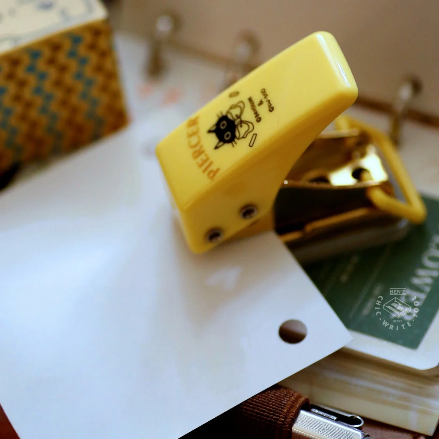 Mini Paper/Photo Puncher, Portable Single-hole Puncher, DIY Loose-leaf Core, Suitable for Office, School and Home Use